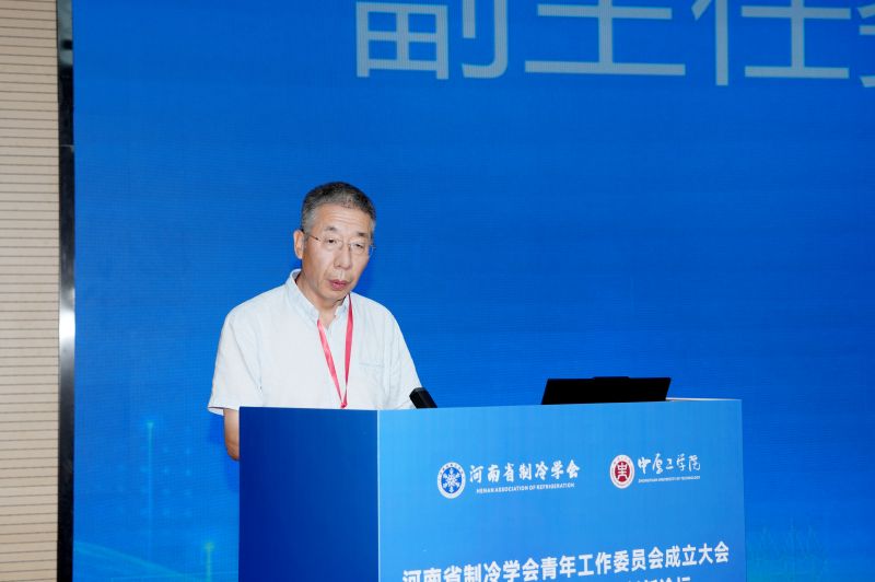 学会名誉副理事长王其庆宣读委员名单.jpg