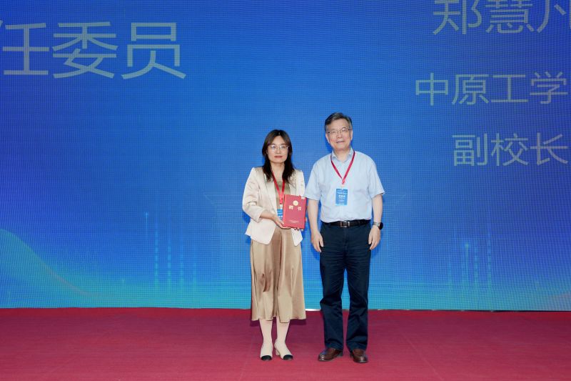 范晓伟理事长为郑慧凡主任委员颁发聘书.jpg